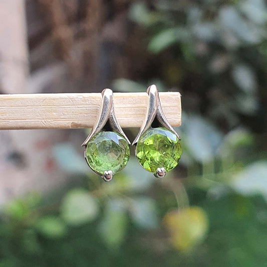round stud earrings peridot