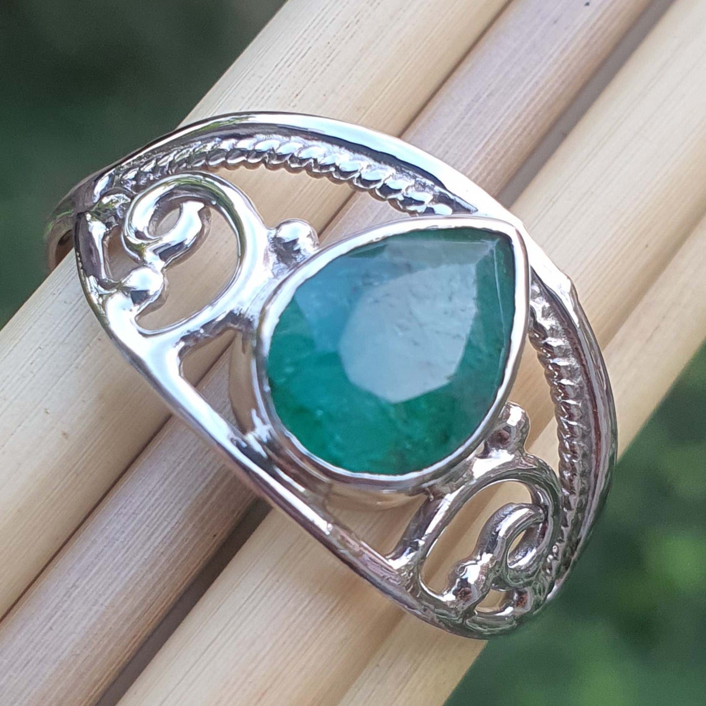 emerald  corundum ring
